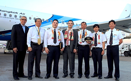 Prote Setsuwan (left), vice president of marketing, Ping Na Thalang (2nd left), vice president for information systems, Christophe Clarence (4th left), senior vice president of maintenance & engineering and Capt. Saravoot Thonglek (right), assistant vice president flight operations.